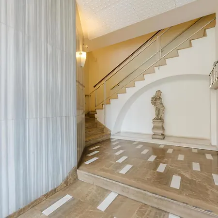 Gaia's Flat - 15 Min From & Train Station *