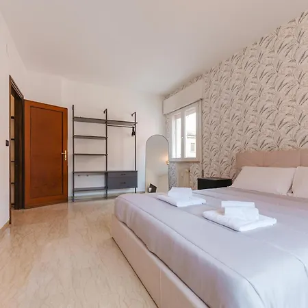 Gaia's Flat - 15 Min From & Train Station Apartmán *