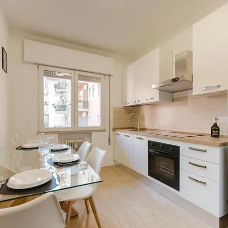 Gaia's Flat - 15 Min From & Train Station Apartmán *