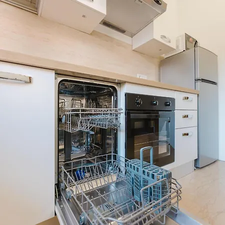 Gaia's Flat - 15 Min From & Train Station *